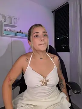 Snapshot of JoselinFlower_ chatting on May 18, 2026, 11:42 pm JoselinFlower online show from May 18, 2026, 11:42 pm