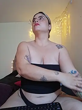 Juliietha servas online show from February 8, 2026, 11:24 pm