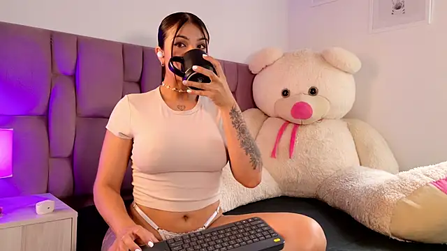 SophiaKarson online show from January 13, 2026, 5:50 pm