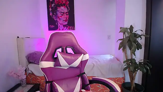 esmeraldaa230 online show from February 5, 2026, 7:32 pm