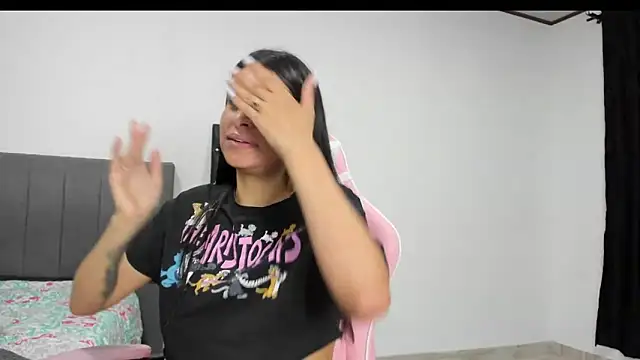 Snapshot of _elektrah chatting on February 16, 2025, 12:30 am  elektrah online show from February 16, 2025, 12:30 am