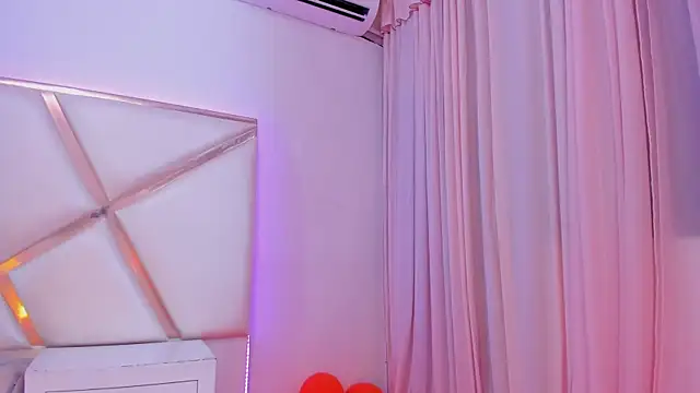 samanthaevans4 online show from November 12, 2025, 8:12 pm