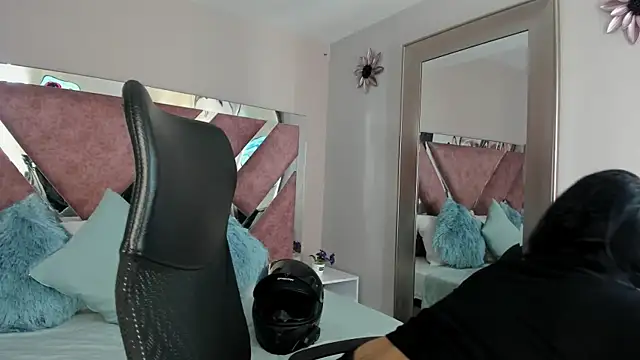 PaulinaDuarte online show from November 13, 2025, 1:15 pm