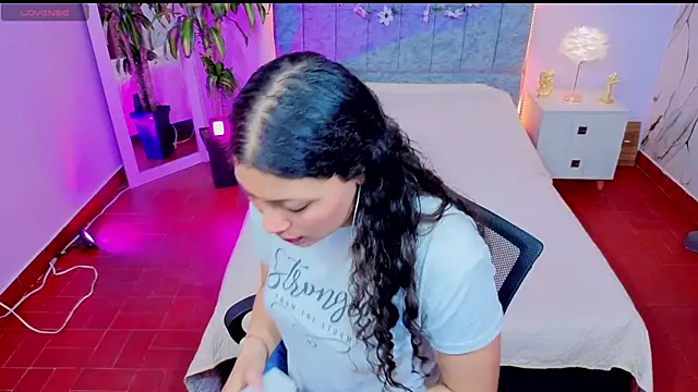 Lana stone  online show from February 18, 2026, 3:26 am