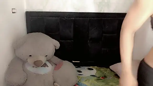 Michell Queen online show from October 18, 2025, 6:04 am