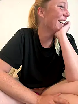 MoniqueLaFee online show from October 5, 2025, 8:05 am