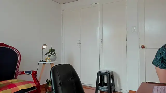 Snapshot of cuddlingbunny chatting on December 12, 2024, 1:39 pm cuddlingbunny online show from December 12, 2024, 1:39 pm