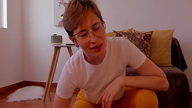 Snapshot of cuddlingbunny chatting on February 18, 2025, 9:20 pm cuddlingbunny online show from February 18, 2025, 9:20 pm