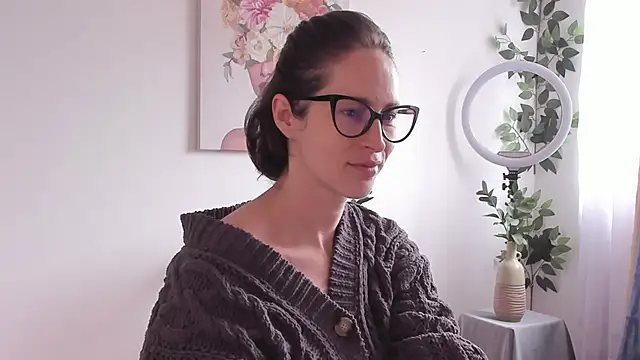 cuddlingbunny online show from March 30, 2026, 3:35 pm