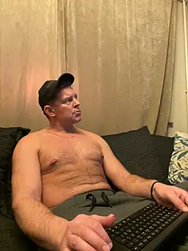 Snapshot of Teddan82 chatting on December 8, 2024, 10:25 pm Teddan82 online show from December 8, 2024, 10:25 pm