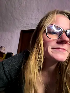 Snapshot of selenaluvv chatting on December 14, 2025, 4:23 pm selenaluvv online show from December 14, 2025, 4:23 pm