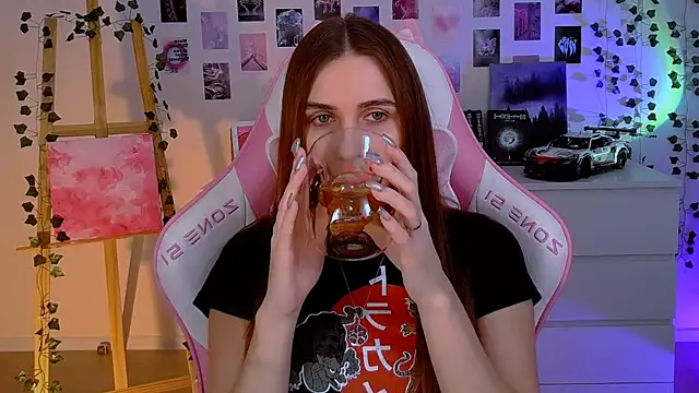 Snapshot of AliceCharmy chatting on February 5, 2025, 10:08 am AliceCharmy online show from February 5, 2025, 10:08 am