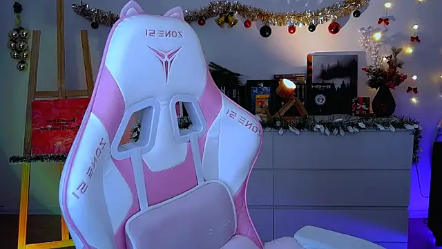 Snapshot of AliceCharmy chatting on December 16, 2025, 9:35 am AliceCharmy online show from December 16, 2025, 9:35 am