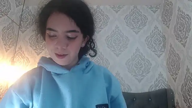 EmmaCowperr online show from March 17, 2025, 11:53 am