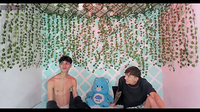 oliverhot2005 online show from December 19, 2025, 9:06 pm