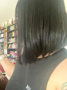 Luccreccia  online show from January 8, 2026, 12:00 pm