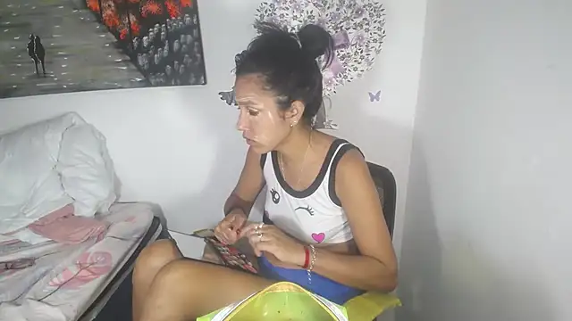 Snapshot of KamileLatinasexy chatting on October 20, 2025, 12:45 am KamileLatinasexy online show from October 20, 2025, 12:45 am