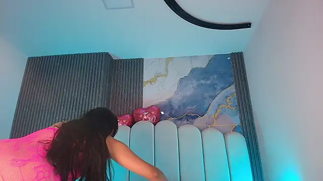 hot dione online show from February 19, 2026, 7:22 pm