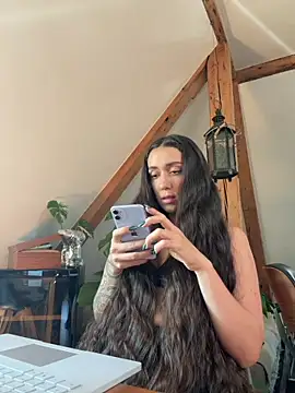emiliasommer online show from July 9, 2026, 1:32 pm