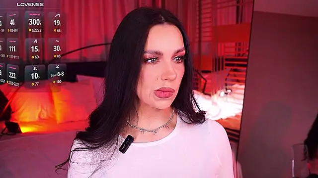 Snapshot of LunaNight chatting on February 7, 2026, 8:28 pm LunaNight online show from February 7, 2026, 8:28 pm