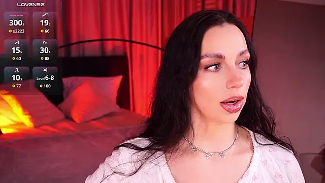 Snapshot of LunaNight chatting on February 17, 2026, 8:28 pm LunaNight online show from February 17, 2026, 8:28 pm