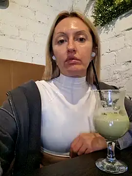 Miss    Mia  online show from October 2, 2025, 9:34 am