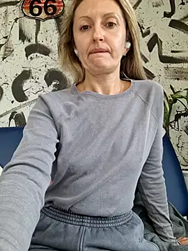 Miss    Mia  online show from October 1, 2025, 12:09 pm