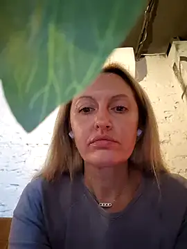 Miss    Mia  online show from September 28, 2025, 8:54 am