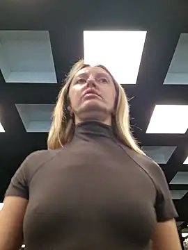 Snapshot of Miss____Mia_ chatting on December 17, 2025, 9:36 am Miss Mia online show from December 17, 2025, 9:36 am