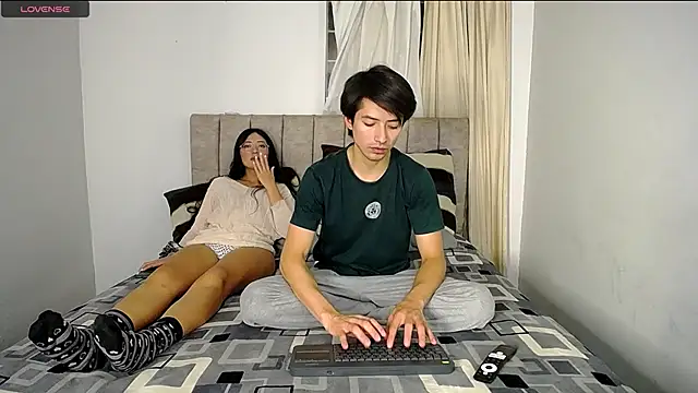 Pinkandyellowpokemon online show from December 12, 2024, 4:04 am