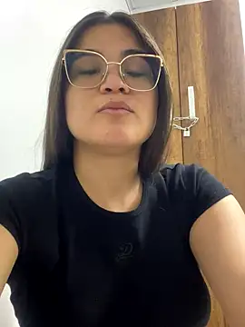 CamilaSofiia online show from November 4, 2025, 9:07 pm