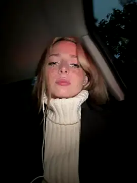 LoraaDoll online show from September 24, 2025, 4:13 pm