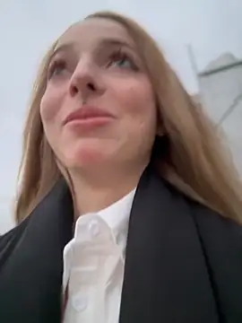 LoraaDoll online show from October 6, 2025, 3:35 pm