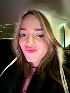 LoraaDoll online show from November 23, 2025, 4:06 pm