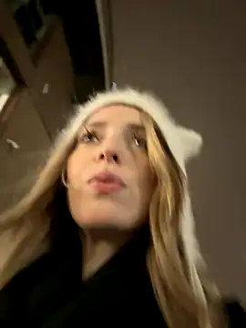 LoraaDoll online show from November 21, 2025, 3:00 pm