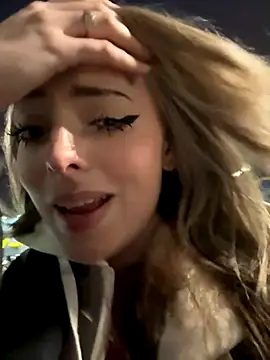 LoraaDoll online show from November 2, 2025, 2:55 pm