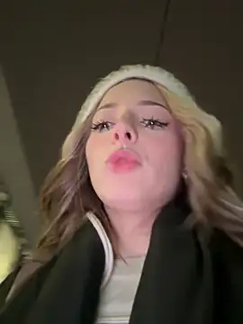 LoraaDoll online show from December 17, 2025, 5:40 pm