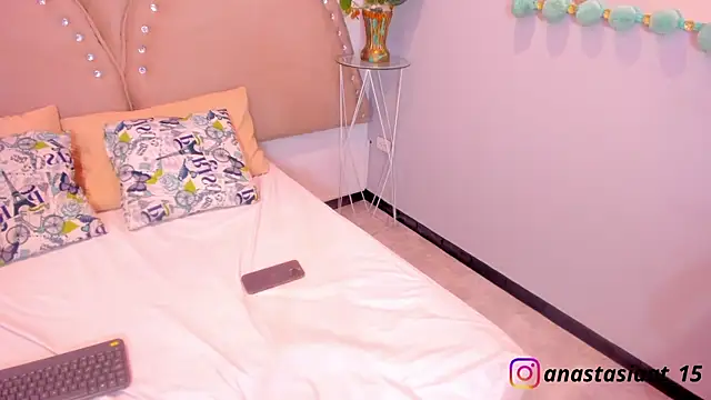 Miia Thompsonn online show from November 25, 2025, 3:18 am