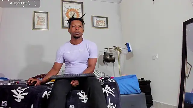 AlejoKhalifa  online show from November 6, 2025, 8:40 am