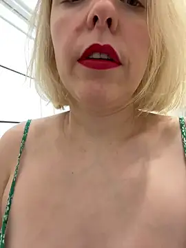 Yourdirtybitch online show from February 12, 2026, 7:41 am