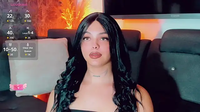 Emmaa Saenz  online show from May 18, 2026, 11:20 pm