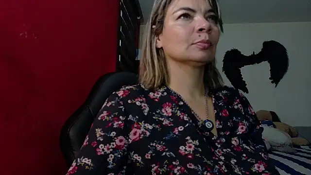 charlotedoll online show from May 12, 2026, 10:49 pm