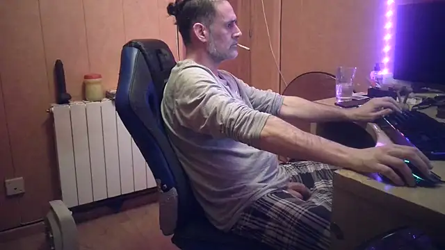 Snapshot of Lia_Y_PatrickX chatting on February 10, 2025, 7:28 pm Lia Y PatrickX online show from February 10, 2025, 7:28 pm