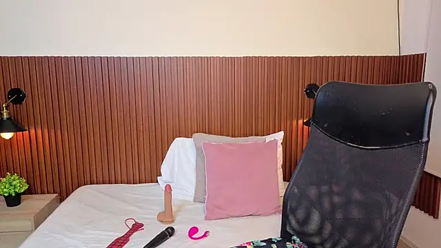 chanel brunette online show from February 19, 2026, 12:13 pm