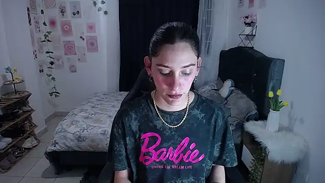 IsaBaileys  online show from June 7, 2026, 3:34 am