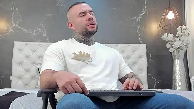 Snapshot of BruceDallas chatting on March 20, 2025, 11:23 pm BruceDallas online show from March 20, 2025, 11:23 pm