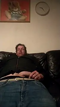 Knuffelstaaf123 online show from April 15, 2026, 9:37 pm