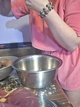  Kitti  online show from November 18, 2025, 3:37 pm