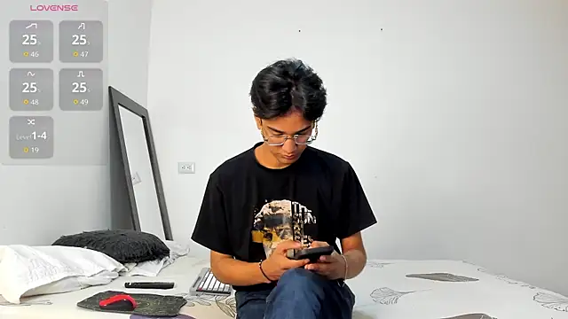 harrytwink18 online show from December 19, 2025, 1:35 pm