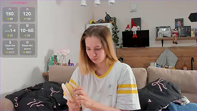 Girl alone home online show from February 12, 2026, 3:39 am